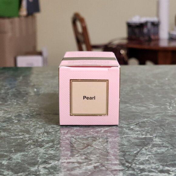 Too Faced Born This Way Undetectable Foundation (Shade: Pearl) [Full Size!] - Picture 2 of 6